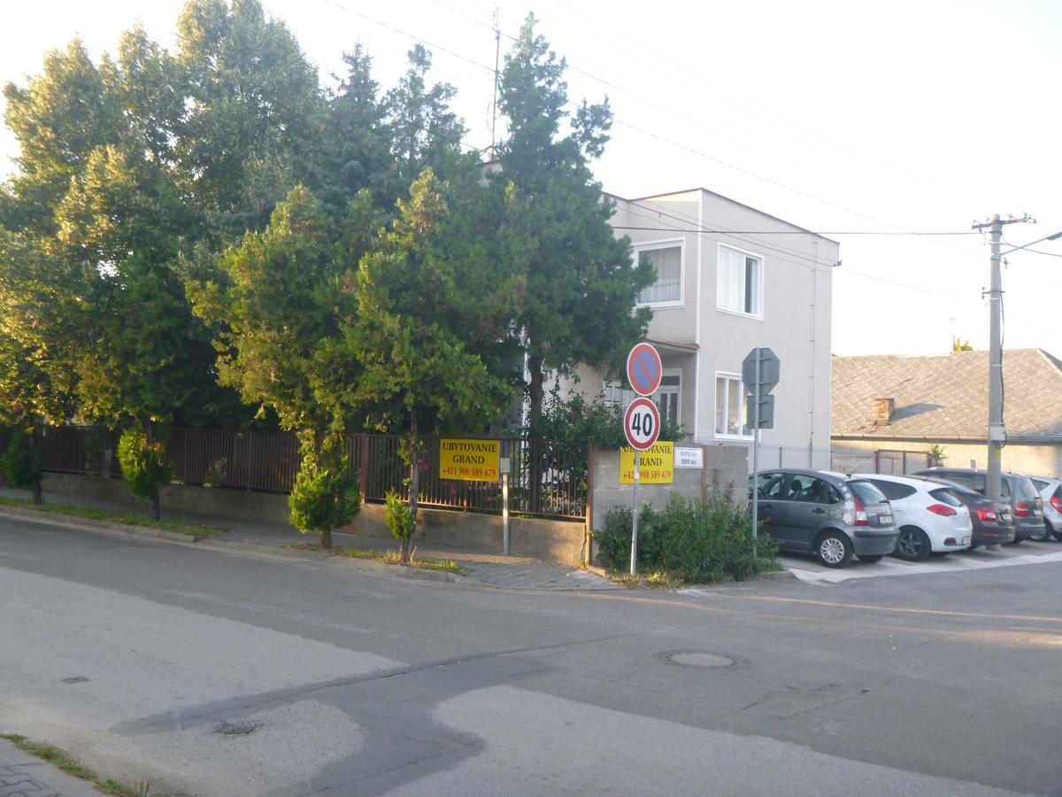 Apartmanovy Dom Grand Štúrovo Bagian luar foto